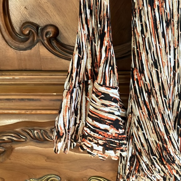 ESSENTIALS BY MILANO CREPY FUNKY TOP BELL SLEEVES FRINGED BOTTOM - Picture 12 of 16